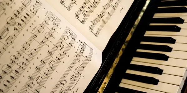 Cerddoriaeth ddalen a bysellau piano